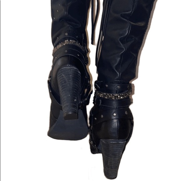 𝐸𝑚𝑏𝑒𝑙𝑙𝑖𝑠ℎ𝑒𝑑 𝐵𝑜𝑜𝑡𝑠 - Picture 2 of 6